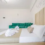 Golden Hill Hotel 3*